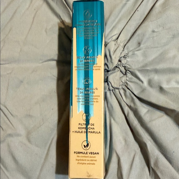 Urban Decay Hydromaniac Tinted Glow Hydrator - Blue and Gold Packaging - Picture 3 of 4